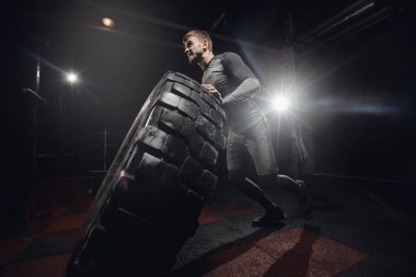 Erkekler siluet fonksiyonel eğitim fitness salonunda savaş iple