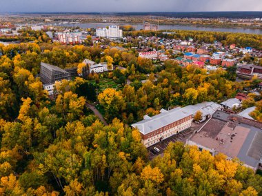 Panoramik şehir sonbahar, Tom nehir. Uçağı hava üstten görünüm.