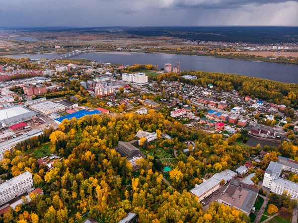 Panoramik şehir sonbahar, Tom nehir. Uçağı hava üstten görünüm. — Stok fotoğraf