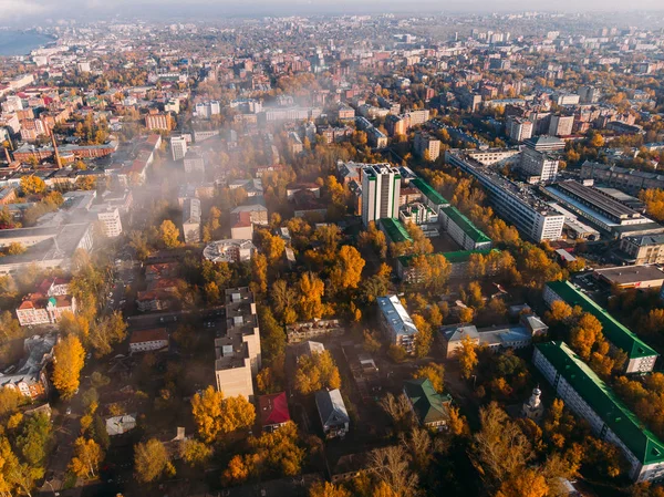 Panoramik şehir sonbahar, Tom nehir. Uçağı hava üstten görünüm. — Stok fotoğraf