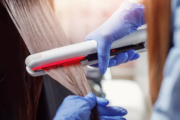 Pila de recuperación de queratina para el cabello y el tratamiento de proteínas con herramienta de hierro ultrasónico profesional. — Foto de Stock