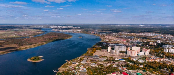 Панорамний вид на місто осіні, річка Том. — стокове фото