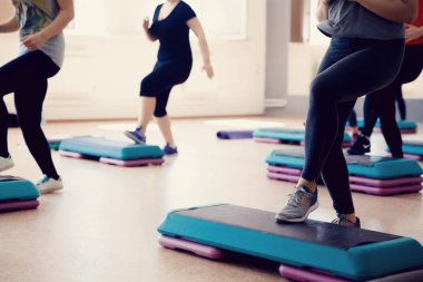kız grubu bir adım stand - fitness üzerinde çalışmaktadır.