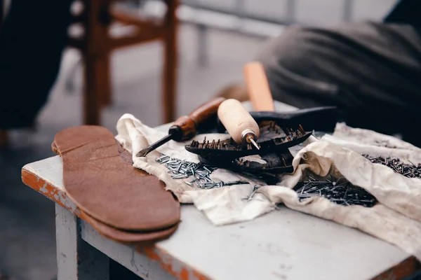 Marteau, clous, semelles intérieures - outils pour fabriquer des chaussures . — Photo