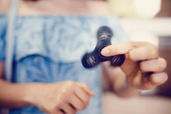 Fille à jouer avec Fidget Spinner dans ses mains, le concept de soulager le stress — Photo