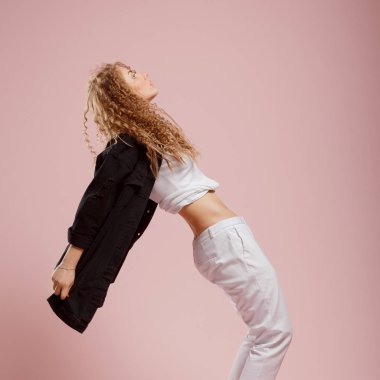 Güzel genç kız pembe arka plan