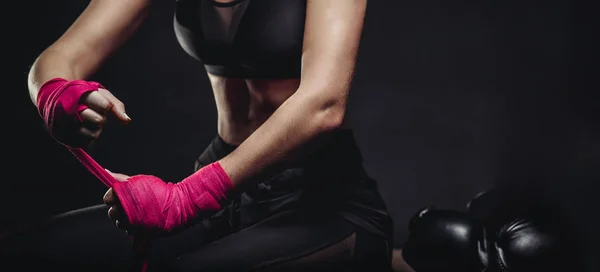 Donna avvolge i pugni in bende rosa per guanti da boxe — Foto Stock