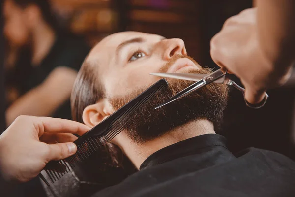 Клиент хипстера, посещающий парикмахерскую — стоковое фото