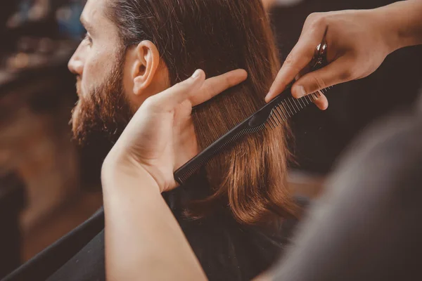 Hipster cliente uomo in visita in negozio di barbiere — Foto Stock