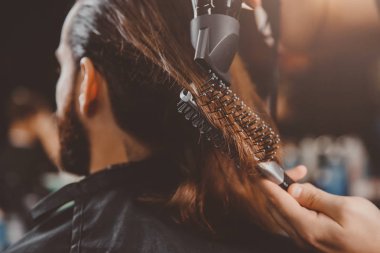 Hipster istemci erkek kuaför dükkanı ziyaret