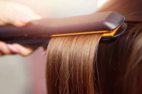 Ferro de cabelo alisamento salão de beleza cuidados — Fotografia de Stock