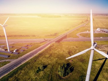 Rüzgar türbini yakın çekim yaz yeşil çimen ve açık parlak mavi gökyüzü arka plan üzerinde güçlü türbinler ile