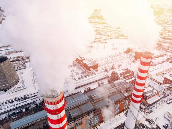 空中上煙の雲を見るし、蒸気の冷却塔工業熱電中央石炭. — ストック写真