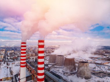 Hava üst soğutma kulesi endüstriyel ısı elektro merkezi kömür Buhar ve duman bulutları görüntüleyin. Çevre kirliliği kavramı