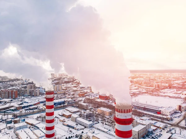 空中上煙の雲を見るし、蒸気の冷却塔工業熱電中央石炭. — ストック写真