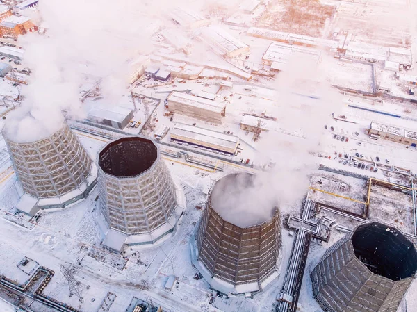 空中上煙の雲を見るし、蒸気の冷却塔工業熱電中央石炭. — ストック写真