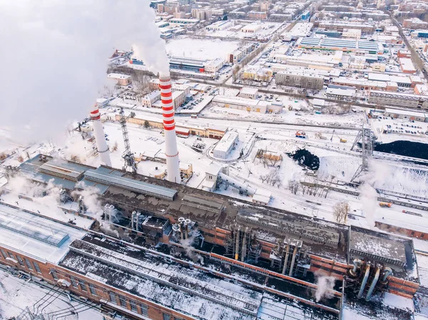 Luftaufnahme Wolken von Rauch und Dampfkühlturm industrielle Wärme Elektro-Zentralkohle. — Stockfoto