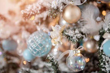 Closeup Noel ağacı oyuncak açık renkli