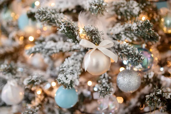 Closeup Christmas tree speelgoed lichte achtergrond — Stockfoto
