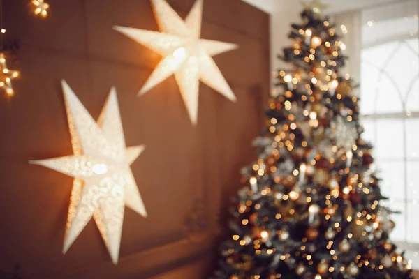 Donkere Kerstmis achtergrond, close-up Nieuwjaar bal kerstboom. — Stockfoto