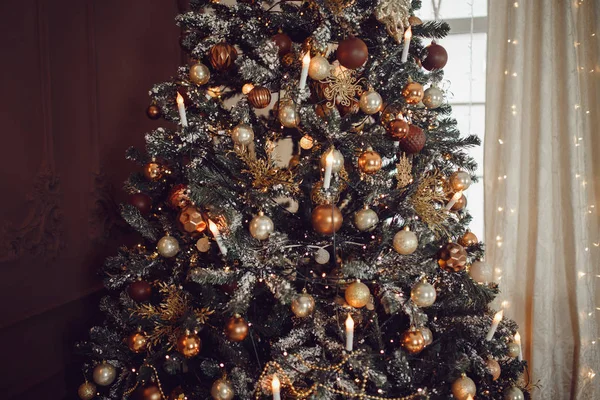 Donkere Kerstmis achtergrond, close-up Nieuwjaar bal kerstboom. — Stockfoto