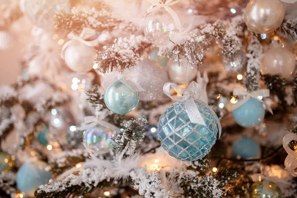 Closeup Christmas tree speelgoed lichte achtergrond — Stockfoto