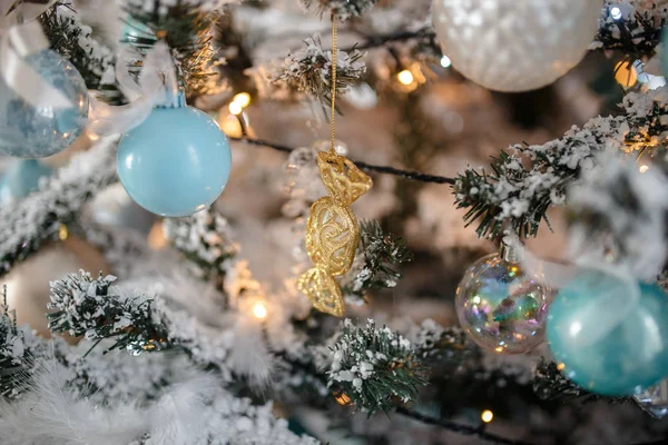 Closeup Christmas tree speelgoed lichte achtergrond — Stockfoto