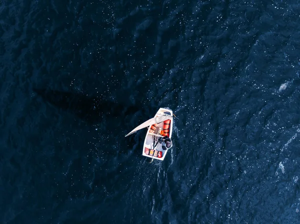 Aereo drone competizioni sport yacht bianchi e barche su acqua blu del mare . — Foto Stock