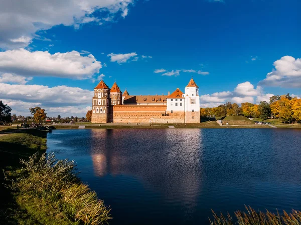 Castillo Mir complejo histórico Bielorrusia — Foto de Stock