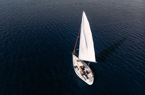 Concursos aéreos de drones deportivos yates blancos y barcos en aguas azules de mar . — Foto de Stock