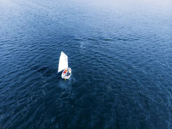 Luchtfoto drone wedstrijden sport witte jachten en boten op het blauwe water van de zee. — Stockfoto