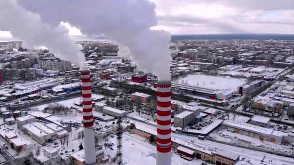 Vista superior aérea nubes de humo y vapor torre de enfriamiento de calor industrial electro central — Vídeo de stock