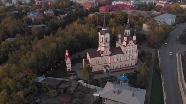 Vista panorámica de la ciudad Otoño, río Tom. Drone vista aérea superior . — Vídeo de stock