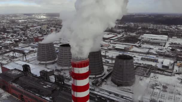 Vista superior aérea nuvens de fumaça e vapor torre de resfriamento industrial calor electro central — Vídeo de Stock