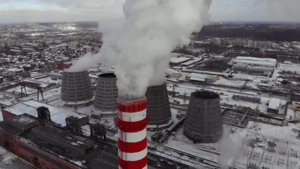 空中上を煙の雲を表示および蒸気冷却塔工業熱電気の中央 — ストック動画