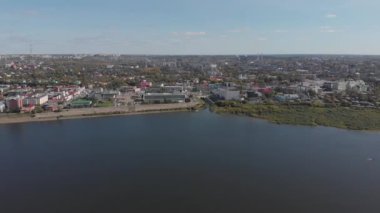 Panoramik şehir sonbahar, Tom nehir. Uçağı hava üstten görünüm.