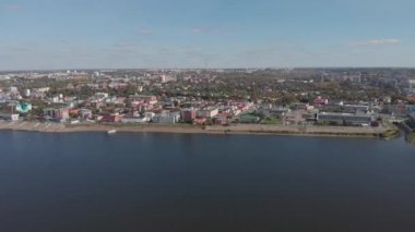 Panoramik şehir sonbahar, Tom nehir. Uçağı hava üstten görünüm.