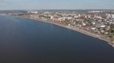Panoramik şehir sonbahar, Tom nehir. Uçağı hava üstten görünüm.