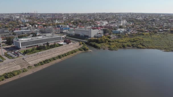 Панорамный вид на город Осень, реку Тома. Вид сверху с беспилотника . — стоковое видео