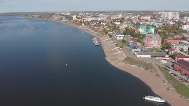 Panoráma a város őszi, Tom folyó. Drone légi felülnézet. — Stock videók