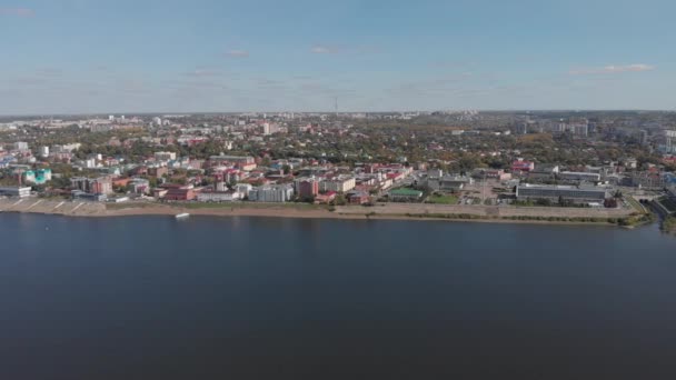 Panoráma a város őszi, Tom folyó. Drone légi felülnézet. — Stock videók