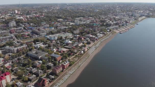 Vista panorámica de la ciudad Otoño, río Tom. Drone vista aérea superior . — Vídeo de stock