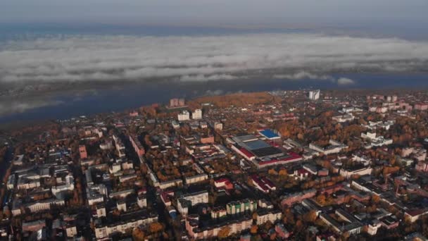 Panoráma a város őszi, Tom folyó. Drone légi felülnézet. — Stock videók