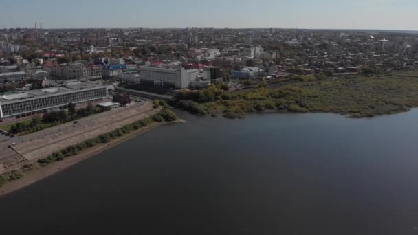 Vista panoramica della città Autunno, fiume Tom. Drone aerea vista dall'alto . — Video Stock