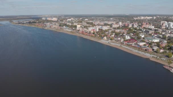 Panoráma a város őszi, Tom folyó. Drone légi felülnézet. — Stock videók