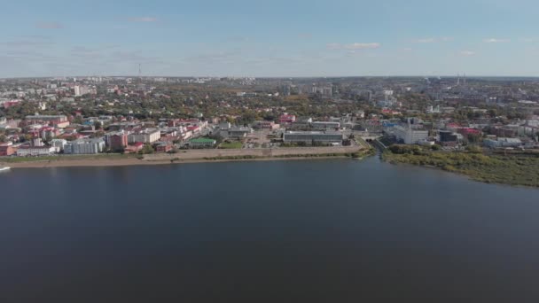 Панорамный вид на город Осень, реку Тома. Вид сверху с беспилотника . — стоковое видео