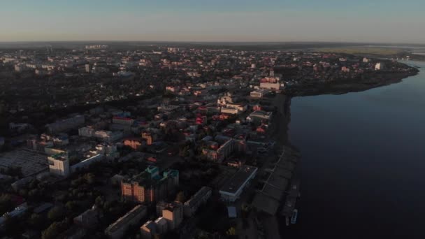 Panoramautsikt över staden hösten, Tom river. Drone topp Flygfoto. — Stockvideo