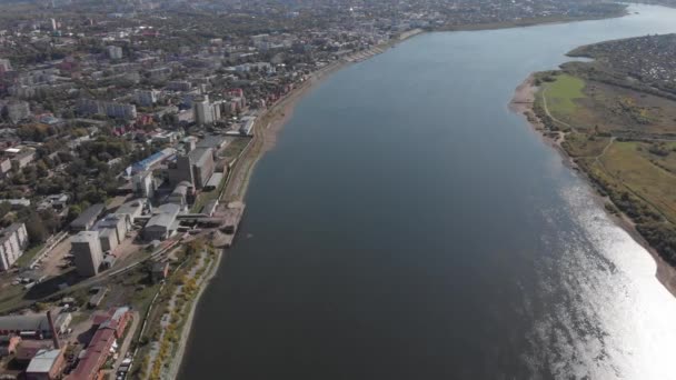 Vista panorámica de la ciudad Otoño, río Tom. Drone vista aérea superior . — Vídeo de stock