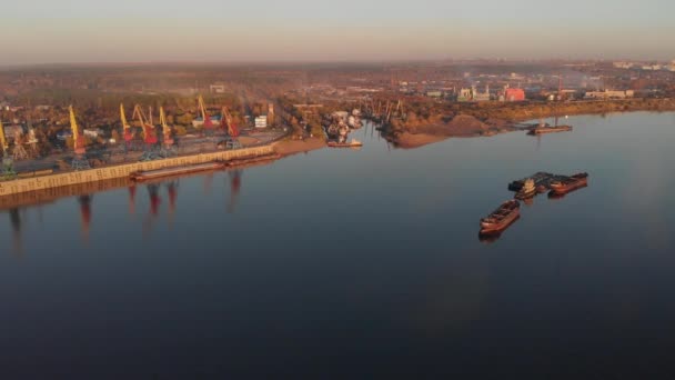 Guindastes portuários carregando navios em barcaças entrega, pôr do sol — Vídeo de Stock