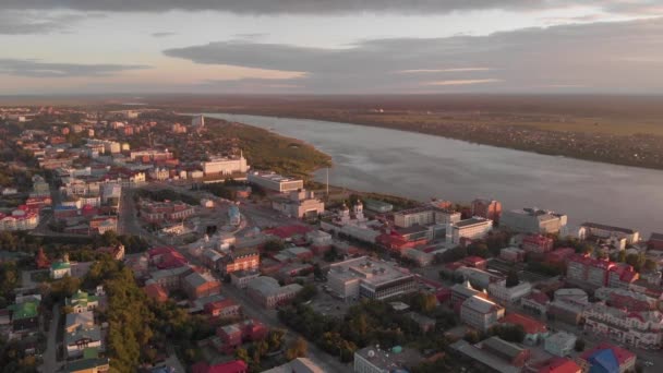 Панорамный вид на город Осень, реку Тома. Вид сверху с беспилотника . — стоковое видео